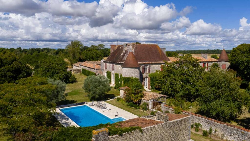 Chateau de Theon entre La Rochelle et Angouleme