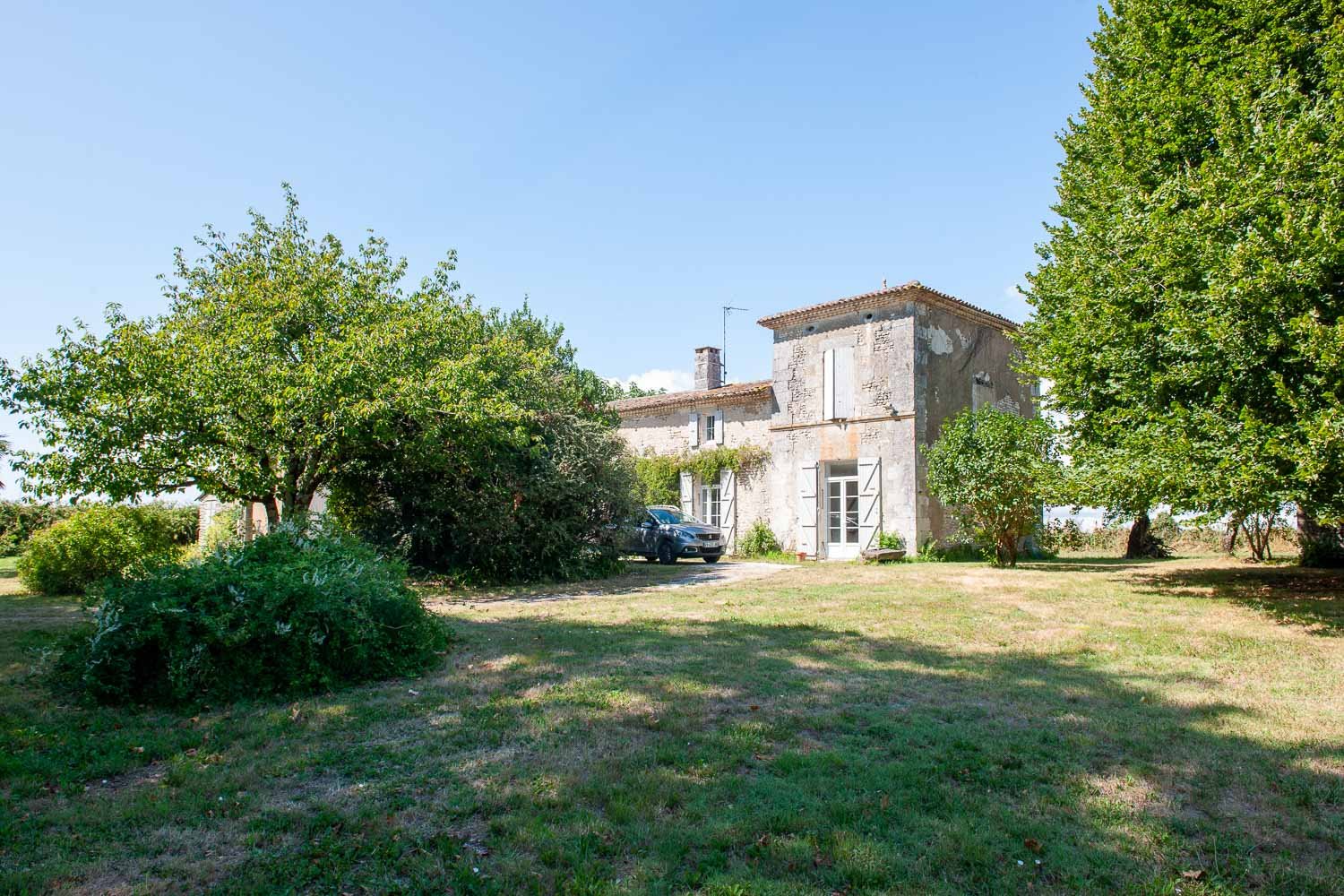 Extérieurs du Gîte du Laurier, le parc et ses arbres