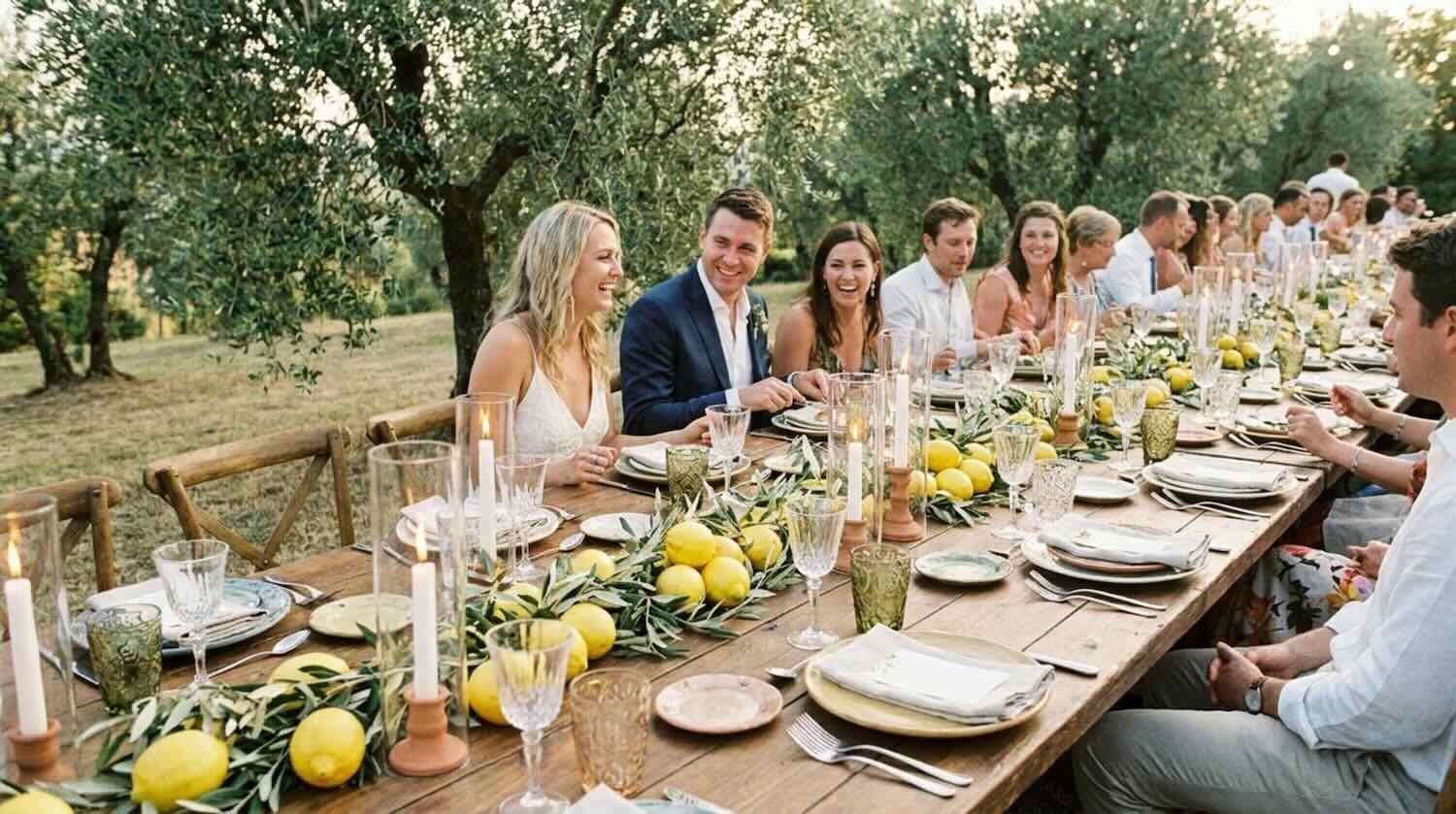 Grande table de mariage en extérieur à Théon