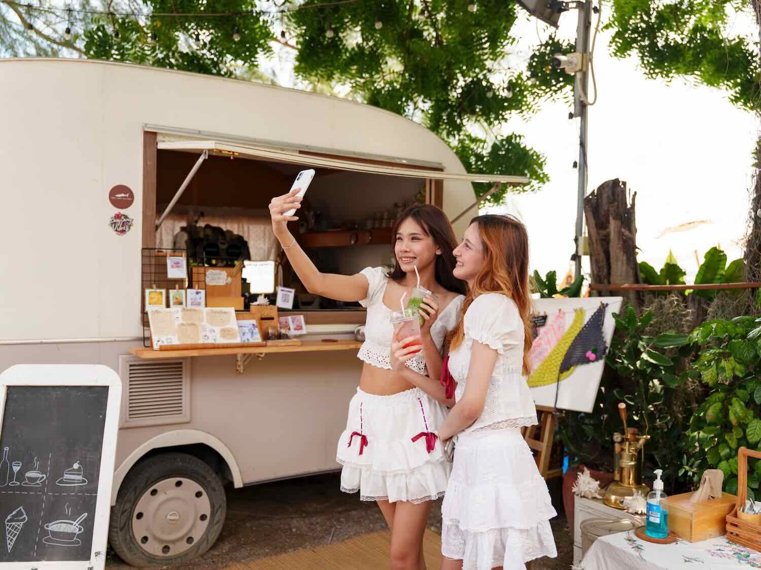Brunch lendemain de mariage food truck près de la piscine