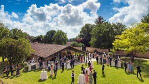 Cocktail d emariage devant la grande salle de Théon